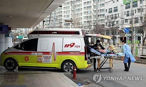 Un paciente es transportado a la sala de emergencias del Hospital de la Universidad Nacional de Chungnam el 24 de febrero de 2024, en medio de una huelga de médicos en formación que protestaban contra el plan del gobierno de aumentar la cuota de inscripción en las escuelas de medicina.  (Yonhap) 