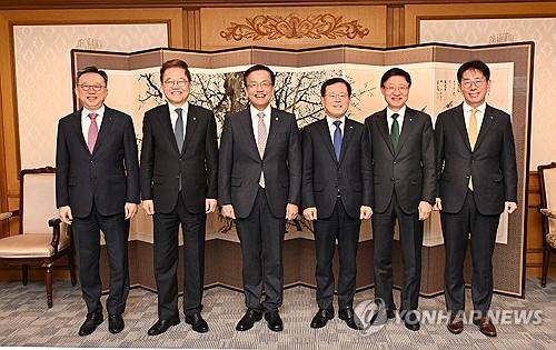 This photo, provided by the finance ministry, shows Finance Minister Choi Sang-mok (3rd from L) posing for a photo with chiefs of major banks ahead of their meeting in Seoul on March 7, 2024. (PHOTO NOT FOR SALE) (Yonhap)