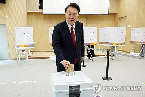 President Yoon Suk Yeol inserts his ballot into a ballot box at a polling station in the southeastern city of Busan on April 5, 2024, the first day of two-day early voting for the April 10 parliamentary elections. (Pool photo) (Yonhap)