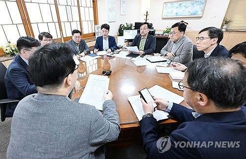 Finance Minister Choi Sang-Mok (C) holds a meeting with ministry officials at the government complex in Seoul on April 14, 2024, to review the possible economic impact caused by Iran's strike against Israel, in this photo provided by his ministry. (PHOTO NOT FOR SALE) (Yonhap)