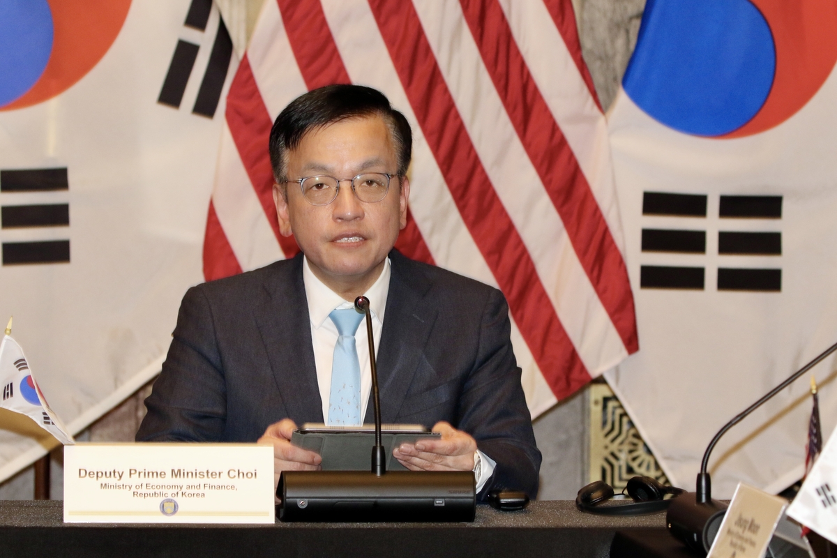 최상목 한국 재무장관이 2024년 4월 17일 워싱턴에서 재닛 옐런 미국 재무장관, 스즈키 순이치 일본 재무장관과 한·미·일 3자 회담에서 발언하고 있다.  (수영장 사진) (연합)