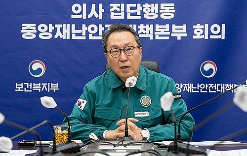 El segundo viceministro de Salud, Park Min-soo, habla durante una reunión de la Sede Central de Contramedidas de Seguridad y Desastres para discutir la huelga en curso de los médicos en formación en la ciudad administrativa de Sejong el 23 de abril de 2024, en esta fotografía proporcionada por su oficina.  (FOTO NO EN VENTA) (Yonhap)