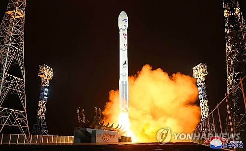 Un nuevo tipo de cohete Chollima-1 que transporta un satélite de reconocimiento llamado Malligyong-1 despega de la plataforma de lanzamiento en el sitio de lanzamiento de satélites Sohae en Tongchang-ri, en el noroeste de Corea del Norte, a las 10:42 pm del 21 de noviembre de 2023, en Esta foto fue publicada al día siguiente por la Agencia Central de Noticias de Corea, oficial del Norte.  Corea del Norte dijo que colocó con éxito el satélite espía en órbita y lanzará varios satélites más. "en un corto lapso de tiempo" para asegurar sus capacidades de reconocimiento contra Corea del Sur.  (Para uso únicamente en la República de Corea. Sin redistribución) (Yonhap)