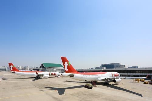 Cette photo fournie par T'way Air montre ses avions affrétés A330-300 à l'aéroport international d'Incheon, à l'ouest de Séoul. (PHOTO NON DISPONIBLE À LA VENTE) (Yonhap)