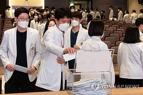 In this file photo, medical professors at Korea University submit their resignations in Seoul on March 25, 2024. (Yonhap)
