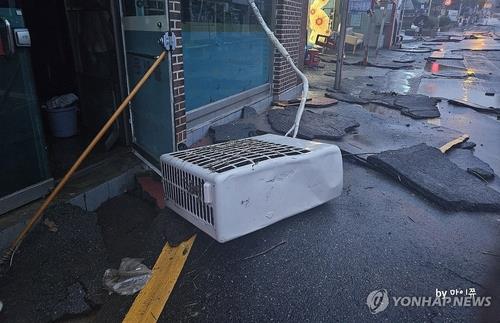 Esta imagen, proporcionada por un lector, muestra los daños causados ​​por la lluvia en Secheon, provincia de Chungcheong del Sur, el 10 de julio de 2024. (FOTO NO A LA VENTA) (Yonhap)