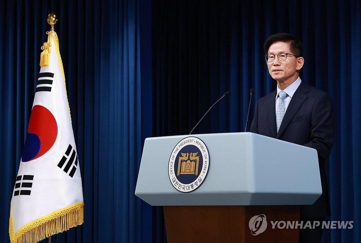 El candidato a ministro de Trabajo, Kim Moon-soo, habla durante una reunión informativa en la oficina presidencial el 31 de julio de 2024. (Yonhap)