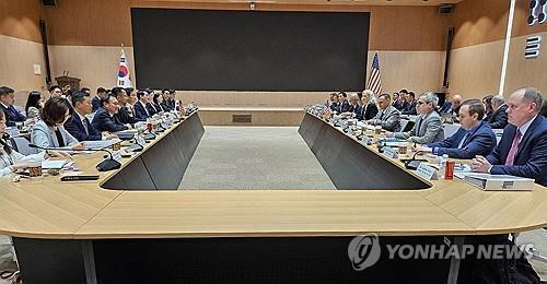 Funcionarios de Corea del Sur y Estados Unidos que lideran las negociaciones sobre el reparto de los costos de defensa celebran su segunda ronda de conversaciones en el Instituto Coreano de Análisis de Defensa en Seúl el 21 de mayo de 2024, en esta foto de archivo proporcionada por el Ministerio de Asuntos Exteriores. (FOTO NO A LA VENTA) (Yonhap) 