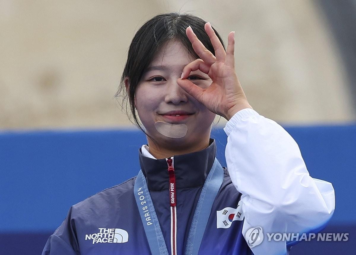 En esta foto de archivo, Lim Si-hyeon de Corea del Sur celebra en el podio después de ganar la medalla de oro en el evento individual de tiro con arco femenino en los Juegos Olímpicos de París en Invalides, París, el 3 de agosto de 2024. (Yonhap)