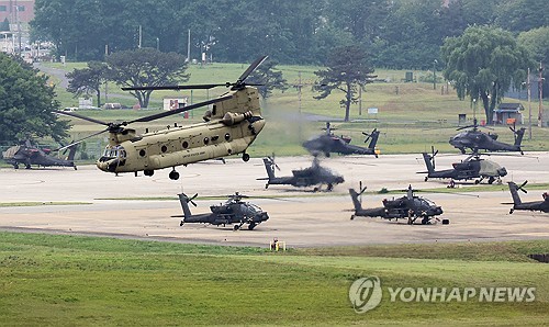 Esta foto de archivo, tomada el 21 de mayo de 2024, muestra helicópteros en el Campamento Humphreys de las Fuerzas Armadas de Estados Unidos en Corea, en Pyeongtaek, a 60 kilómetros al sur de Seúl. (Yonhap)