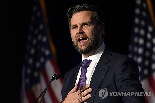 El candidato republicano a la vicepresidencia, el senador JD Vance, habla durante el Desayuno de Dios y País de la Coalición Fe y Libertad, el 18 de julio de 2024, en Milwaukee, Wisconsin, en esta foto difundida por Associated Press. (Yonhap)