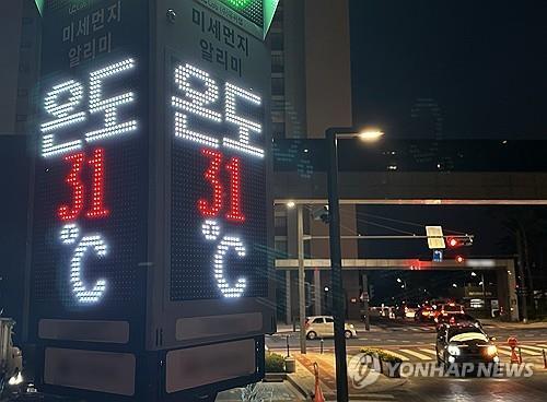 El cuadro eléctrico de un complejo de apartamentos en Seúl muestra una temperatura de 31 °C en la noche del 10 de septiembre de 2024. (Yonhap)