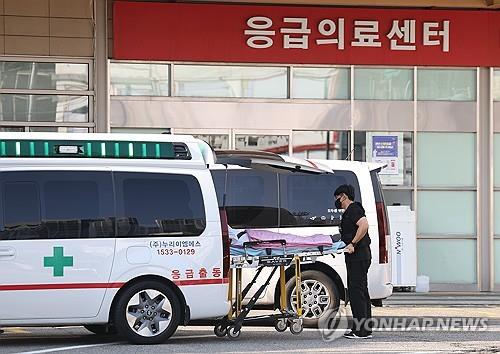 A patient is moved to an emergency care center in Seoul on Sept. 11, 2024. (Yonhap)