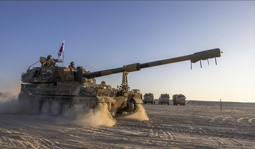 Un obús autopropulsado K9 de Corea del Sur se ve en un campo de entrenamiento en Qatar en esta fotografía sin fecha proporcionada por el ejército el 21 de octubre de 2024. (FOTO NO A LA VENTA) (Yonhap)