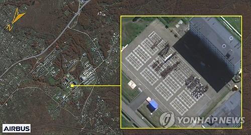 Esta fotografía, proporcionada por el Servicio de Inteligencia Nacional de Corea del Sur el 18 de octubre de 2024, muestra imágenes satelitales recientes de soldados norcoreanos reunidos en una instalación militar rusa. (FOTO NO EN VENTA) (Yonhap)