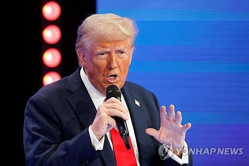 El expresidente estadounidense Donald Trump habla en un ayuntamiento presentado por la cadena en español Univision en Doral, Florida, el 16 de octubre de 2024, en esta fotografía publicada por Reuters. (Yonhap)