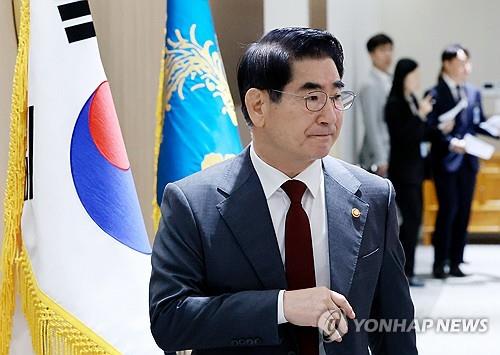 El ministro de Defensa, Kim Yong-hyun, asiste a una reunión del Gabinete en la oficina presidencial en Yongsan, Seúl, el 15 de octubre de 2024. (Yonhap) 