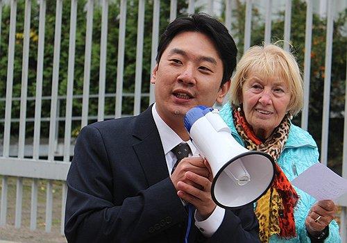 Choi Jin-young, hijo del misionero cristiano surcoreano Choi Chun-gil, que ha estado detenido en Corea del Norte durante 10 años, insta al Norte a liberar a su padre durante una manifestación frente a la Embajada de la República Popular Democrática de Corea en Berlín el 31 de octubre de 2024. (Yonhap)