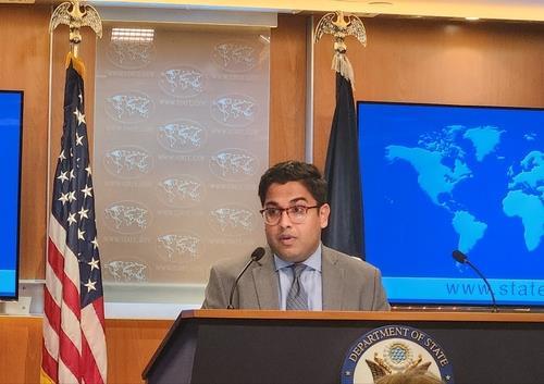 Vedant Patel, portavoz adjunto del Departamento de Estado, habla durante una rueda de prensa en el departamento en Washington el 22 de octubre de 2024. (Yonhap)