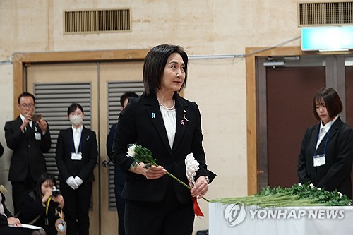 Akiko Ikuina, viceministra parlamentaria del Ministerio de Asuntos Exteriores de Japón, asiste a una ceremonia conmemorativa en honor a las víctimas del trabajo forzoso, incluidos los coreanos, en la isla japonesa de Sado, en la prefectura de Niigata, el 24 de noviembre de 2024. (Yonhap)