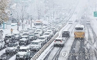 (3rd LD) Seoul hit by heaviest snowfall in over 100 yrs causing injuries, traffic chaos