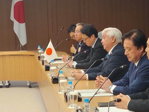 El ministro de Defensa japonés, general Nakatani (tercero desde la derecha), se reúne con el secretario de Defensa estadounidense, Lloyd Austin, en Tokio el 10 de diciembre de 2024. (Yonhap)