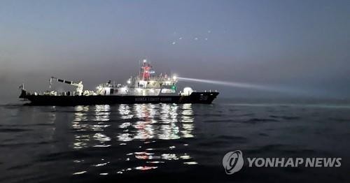 Esta fotografía de archivo sin fecha muestra un barco de la Guardia Costera realizando una operación de búsqueda nocturna. (Yonhap) 