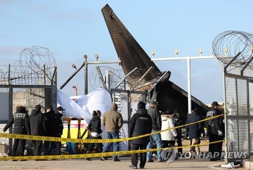 Los investigadores llevan a cabo una investigación in situ en el lugar del accidente de Jeju Air en el aeropuerto internacional de Muan, en el suroeste de Corea del Sur, el 1 de enero de 2025. (Yonhap)