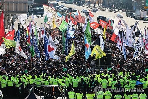 Los miembros de la militante organización sindical Confederación Coreana de Sindicatos y otros manifestantes anti-presidente Yoon Suk Yeol son bloqueados por la policía mientras intentan marchar cerca de la residencia de Yoon en Seúl el 4 de enero de 2025. (Yonhap)