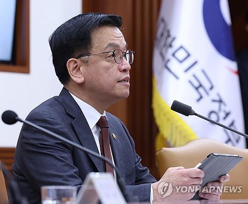 Geçici Cumhurbaşkanı Choi Sang-mok, 5 Şubat 2025'te Seul'deki hükümet kompleksi binasında bakanlarla yaptığı toplantıda konuşuyor. (Yonhap)