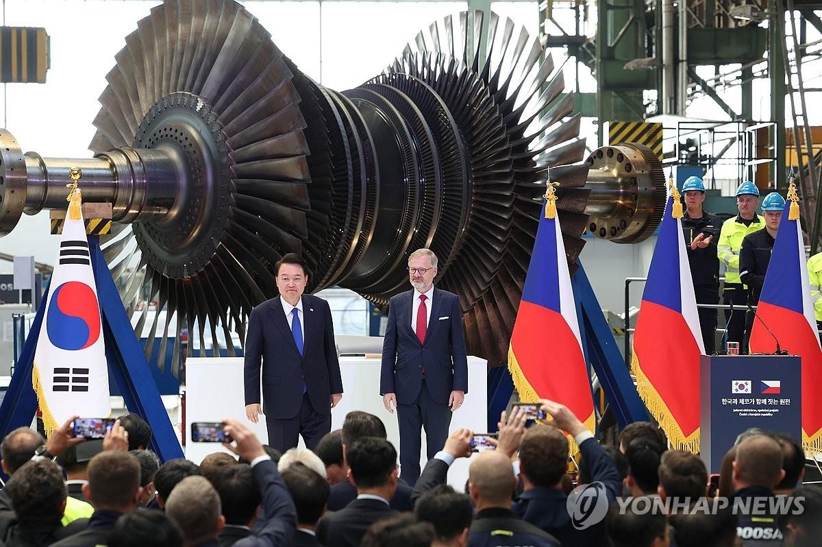 This file photo shows President Yoon Suk Yeol (L) and Czech Prime Minister Petr Fiala at a signing ceremony for agreements on nuclear energy industry cooperation at Doosan Skoda Power, a nuclear energy contractor in Plzen, an industrial city about 90 kilometers west of Prague, on Sept. 20, 2024. (Yonhap)