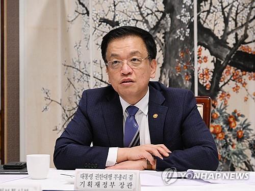 Acting President Choi Sang-mok speaks during a meeting with ministers at the government complex in Seoul on March 17, 2025. (Yonhap)