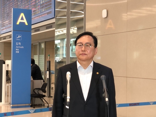 Trade Minister Cheong In-kyo speaks to reporters at Incheon International Airport, about 35 kilometers west of Seoul, on April 11, 2025, as he returned from a trip to Washington, D.C., for tariff negotiations with the United States. (Yonhap)