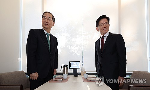Kim Moon-soo (R), presidential candidate of the People Power Party, and Han Duck-soo, an independent preliminary presidential candidate, attend a closed-door meeting at a restaurant in central Seoul on May 7, 2025, to discuss whether to unify their candidacies for the June 3 vote. (Yonhap)