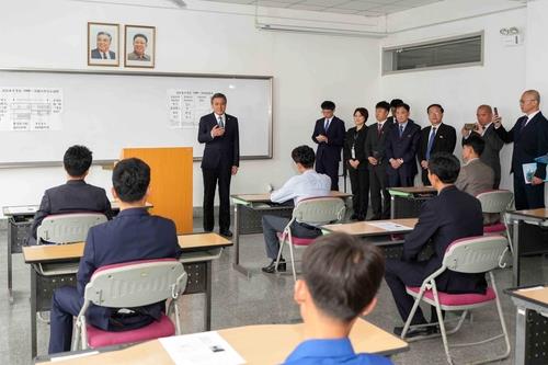 Chinese Ambassador to Pyongyang Wang Yajun speaks at a meeting with students at the North's Pyongyang University of Science and Technology, in this photo posted on the website of the Chinese Embassy in Pyongyang. (PHOTO NOT FOR SALE) (Yonhap)