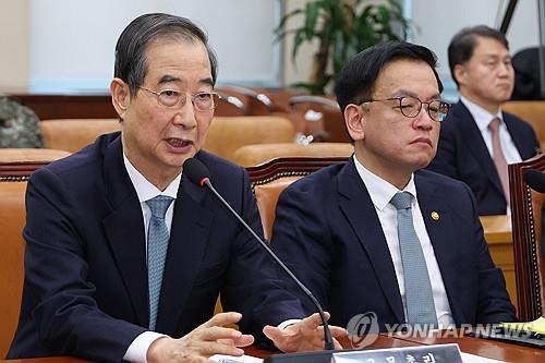Former Prime Minister Han Duck-soo (L) and former Deputy Prime Minister Choi Sang-mok (Yonhap)