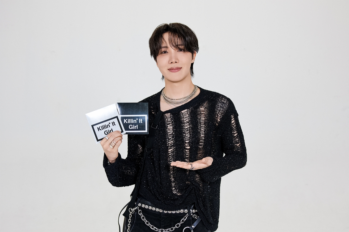 BTSのJ-HOPEがBigHit Musicから提供された写真に写っている 
