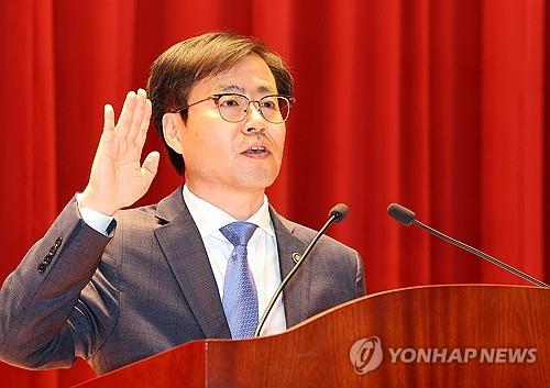 South Korea's chief trade negotiator Yeo Han-koo takes an oath during a ceremony to mark his inauguration at the government complex in Sejong, central South Korea, in this June 12, 2025, file photo. (Yonhap)
