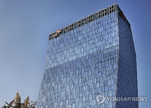 (LEAD) SK Telecom's Q2 net income plunges after massive data breach