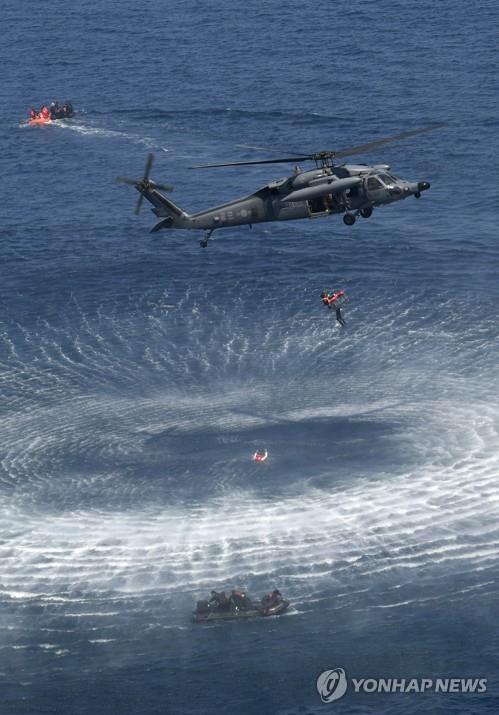 La marine, l'armée de l'air et les Gardes-côtes effectuent un exercice conjoint de sauvetage