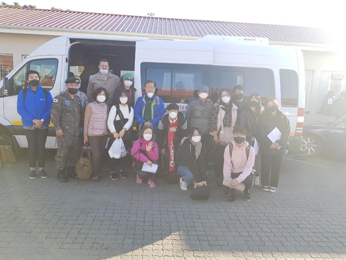 Des Sud-Coréens au Swaziland posent avant de se diriger vers l'Afrique du Sud en minibus pour prendre un avion de rapatriement. (Photo fournie par l'ambassade sud-coréenne en Afrique du Sud. Revente et archivage interdits)