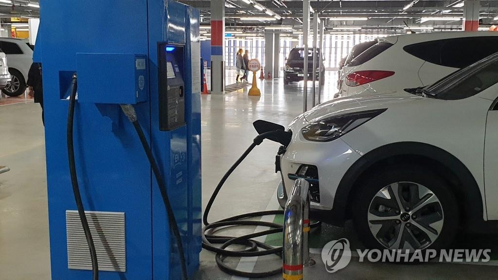 Un véhicule électrique à une station de recharge à Séoul. (Photo d'archives Yonhap)
