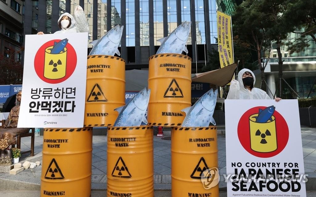 Des militants organisent une campagne près de l'ambassade du Japon à Séoul appelant au boycott des fruits de mer japonais pour protester contre le projet de Tokyo de rejeter dans la mer l'eau radioactive de sa centrale nucléaire détruite de Fukushima, le 9 novembre 2020.