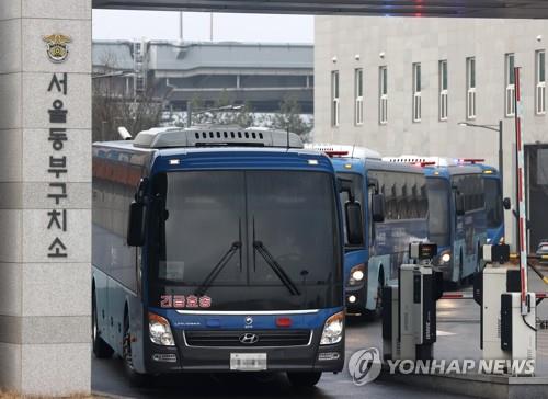 Des bus transportant des détenus infectés par le nouveau coronavirus quittent le centre de détention de Dongbu, dans l'est de Séoul, le 28 décembre 2020, pour les transférer dans un établissement pénitentiaire à Cheongsong, à environ 320 km au sud-est de Séoul.