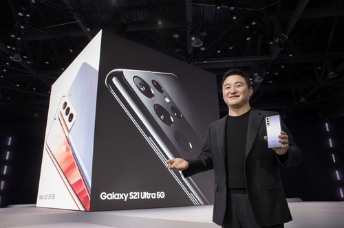 Roh Tae-moon, qui dirige l'activité mobile de Samsung, tient le smartphone Galaxy S21 lors de l'événement Galaxy Unpacked, le 15 janvier 2021. (Photo fournie par Samsung Electronics. Revente et archivage interdits)