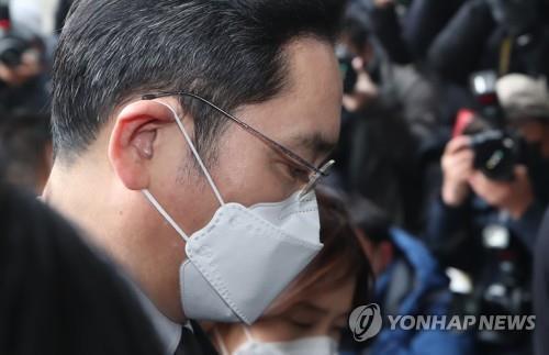 Le vice-président de Samsung Electronics Co., Lee Jae-yong, arrive à la Haute Cour de Séoul le lundi 18 janvier 2021 pour assister à une audience dans le cadre d'un nouveau procès sur l'affaire de corruption impliquant l'ancienne présidente Park Geun-hye.