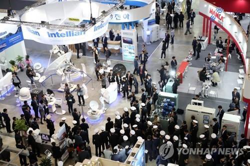La Semaine de la marine 2017, un salon international sur la construction navale et maritime, bat son plein dans un centre d'exposition à Busan, le 24 octobre 2017. L'événement a réuni environ 1.200 entreprises de 62 pays.