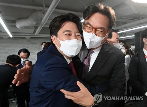 Lee Jun-seok (à gauche) éclate de joie après avoir remporté l'élection à la direction du Parti du pouvoir du peuple le 11 juin 2021, devenant ainsi le plus jeune chef du parti. 