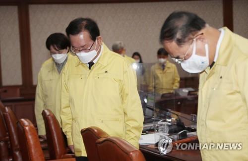 Le Premier ministre Kim Boo-kyum et d'autres membres du cabinet observent une minute de silence pour rendre hommage à l'ancien président Roh Tae-woo, lors d'une réunion du cabinet le mercredi 27 octobre 2021. 