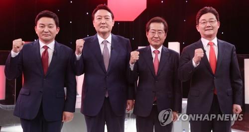 Cette photo montre (de g. à dr.) l'ancien gouverneur de Jeju Won Hee-ryong, l'ex-procureur général Yoon Seok-youl, le député du Parti du pouvoir du peuple (PPP) Hong Joon-pyo et l'ancien député Yoo Seong-min avant un débat télévisé à Séoul, le 31 octobre 2021. (Pool photo)